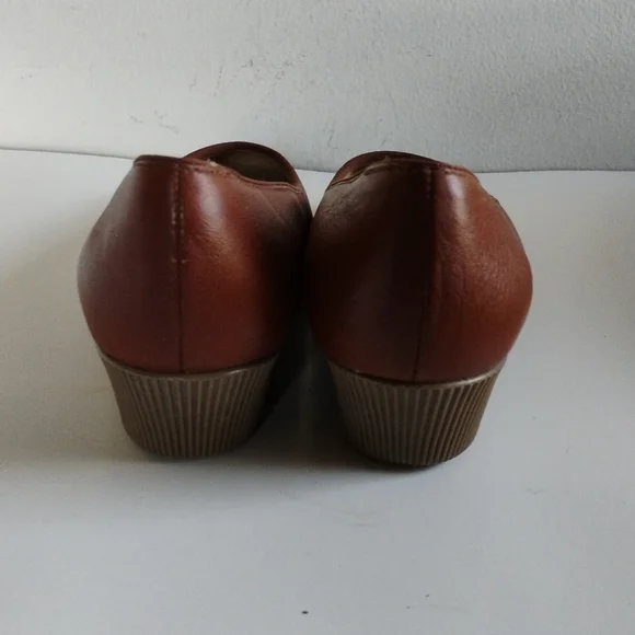 Softspots Women's Vintage Burgundy Leather Loafers - Picture 4 of 14